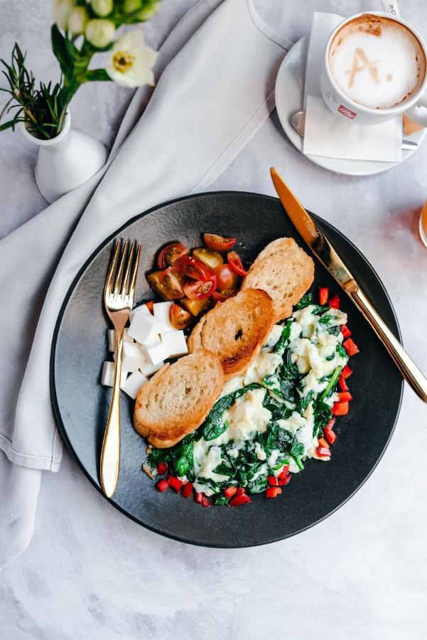 Ambasador Hotel Nisz Zewnętrze zdjęcie Scrambled eggs with spinach and tomatoes