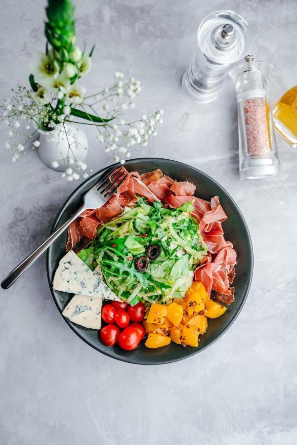 Ambasador Hotel Nisz Zewnętrze zdjęcie A salad with ham, cheese, and vegetables