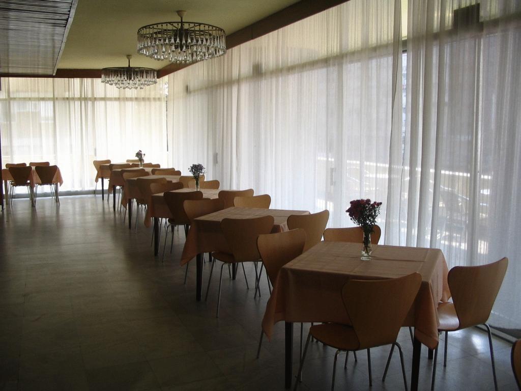 Ambasador Hotel Nisz Restauracja zdjęcie The interior of the restaurant